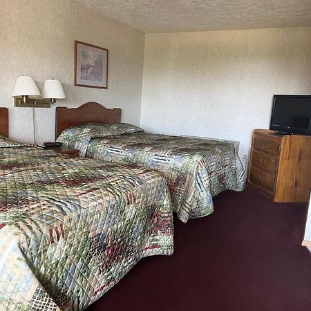 Gray Wolf Lodge Manistique Bagian luar foto