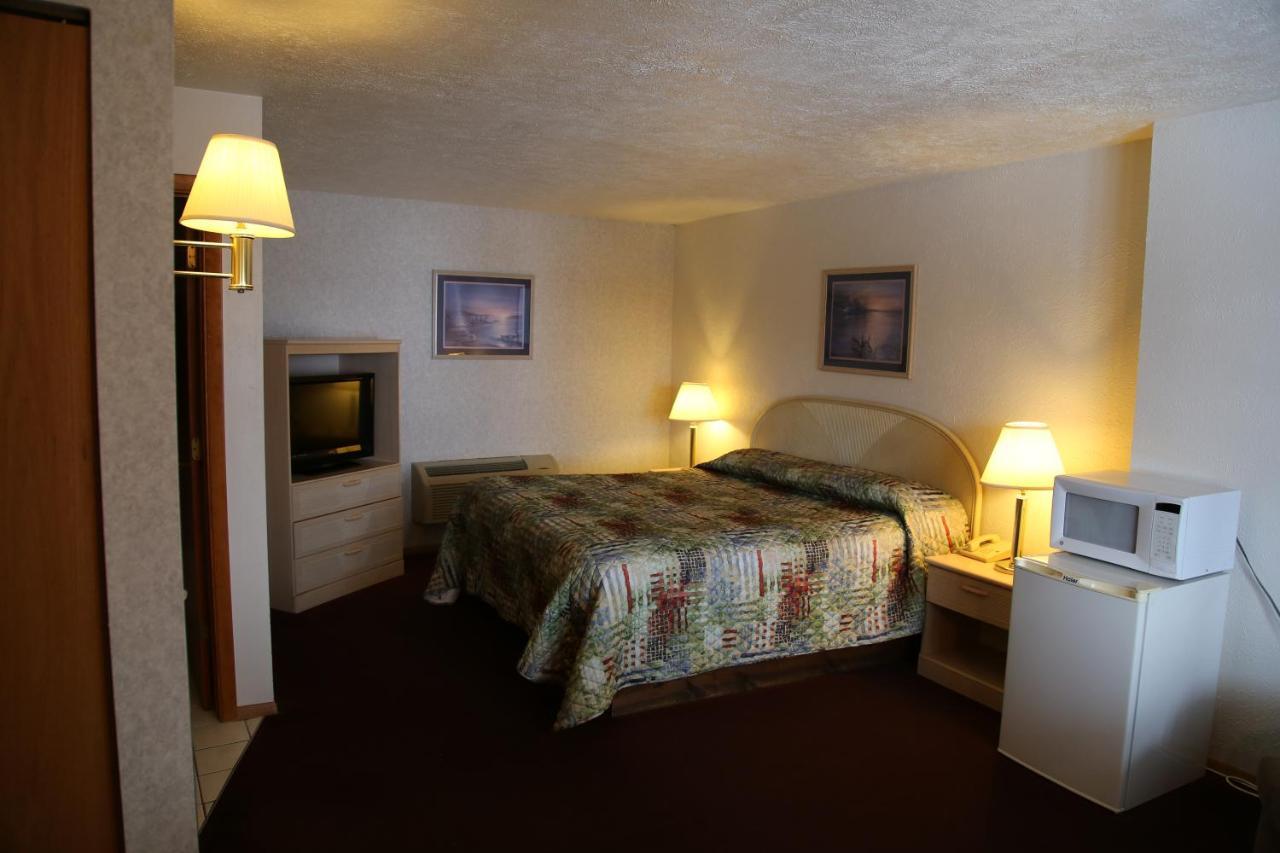 Gray Wolf Lodge Manistique Bagian luar foto