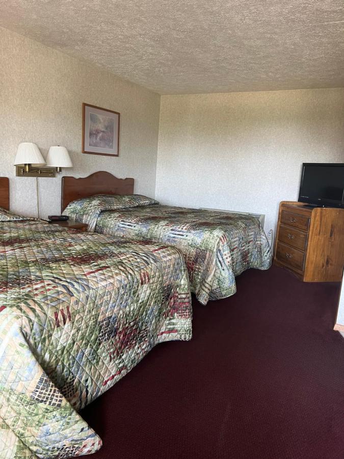 Gray Wolf Lodge Manistique Bagian luar foto