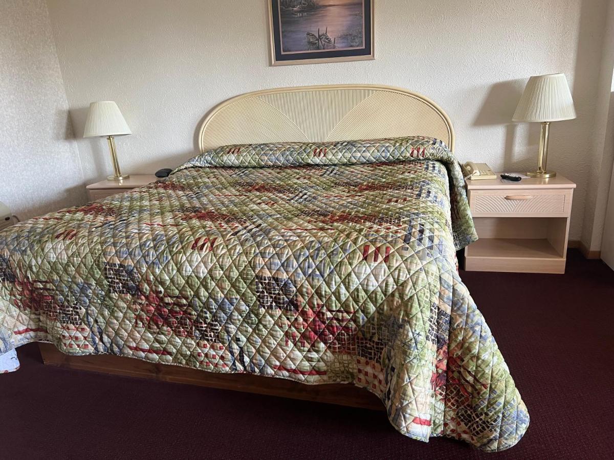 Gray Wolf Lodge Manistique Bagian luar foto