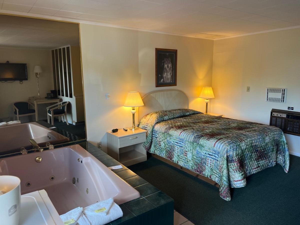 Gray Wolf Lodge Manistique Bagian luar foto